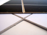 machine à réaliser des canelures dans le carton compact pour la fabrication de coffrets à angles droits